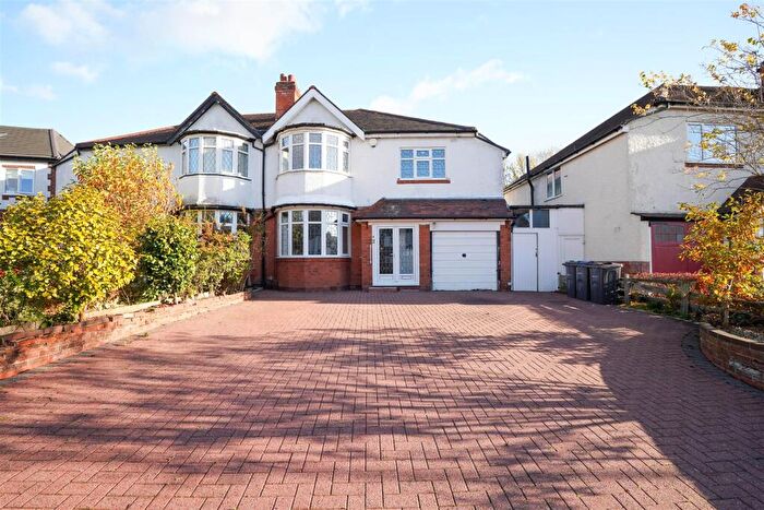 4 Bedroom Semi Detached House For Sale In Pembroke Croft, Hall Green, B28