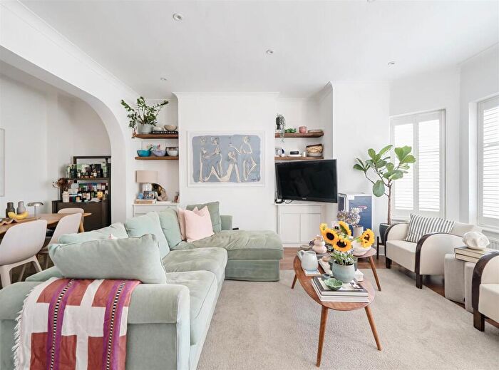 2 Bedroom Apartment For Sale In Walm Lane, London, NW2