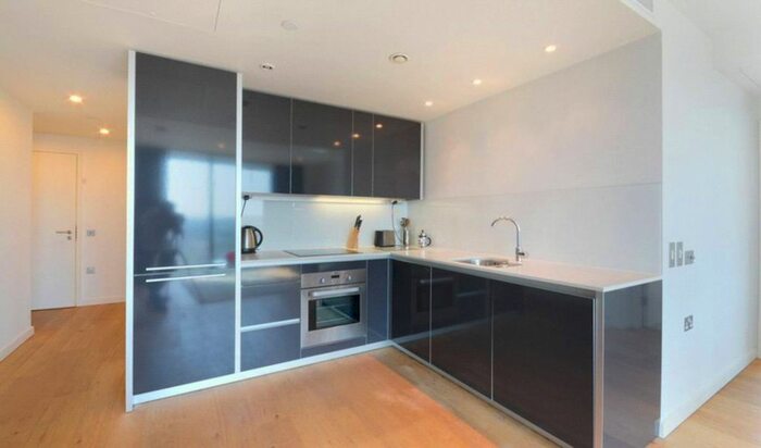 2 Bedroom Flat To Rent In Walworth Road, Elephant And Castle, London, SE1