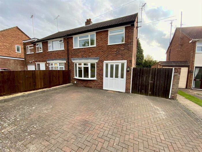 3 Bedroom Semi-Detached House To Rent In Epping Way, Luton, LU3