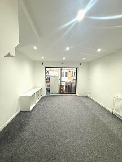 2 Bedroom End Terrace House To Rent In Barnes Avenue, Southall, UB2