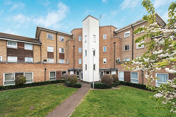 2 Bedroom Flat For Sale In Ashton Court, Chingford, E4