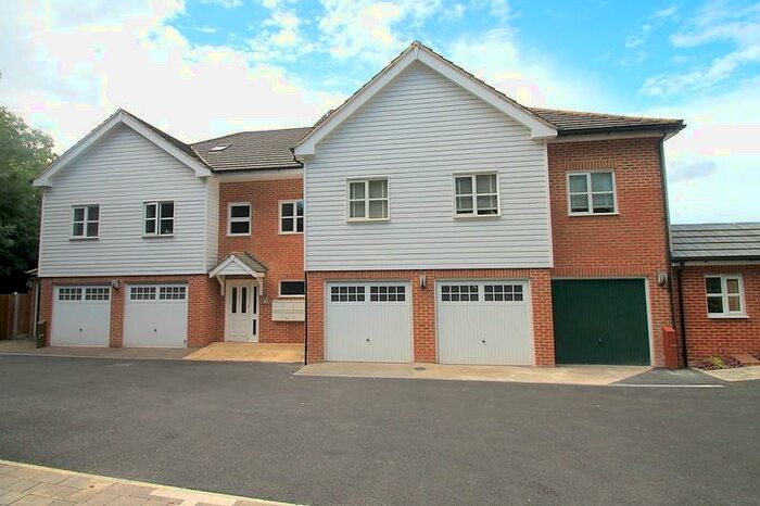 2 Bedroom Apartment To Rent In Bedroom First Floor Apartment In Kenley, CR8