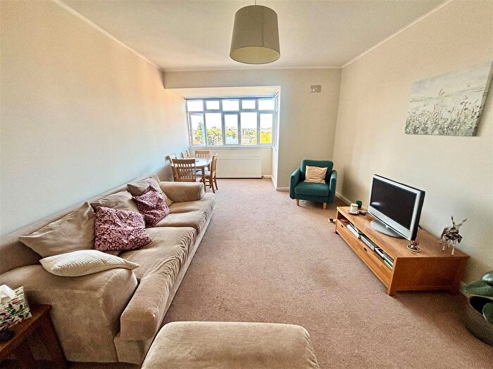 3 Bedroom Flat To Rent In Kingston Hill, Kingston Upon Thames, KT2
