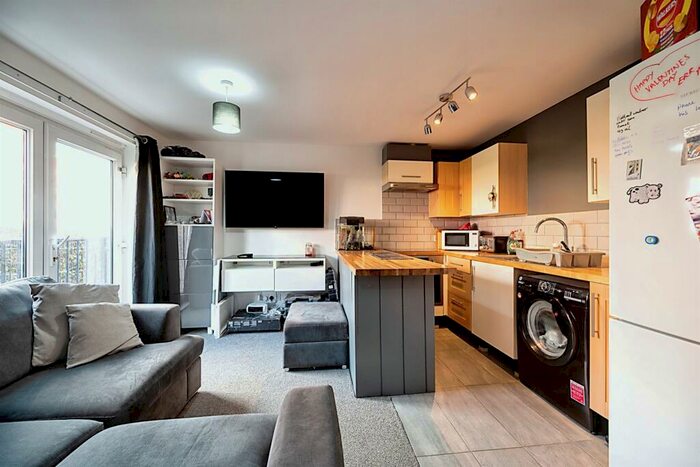 2 Bedroom Flat For Sale In Little Hackets, Havant, PO9