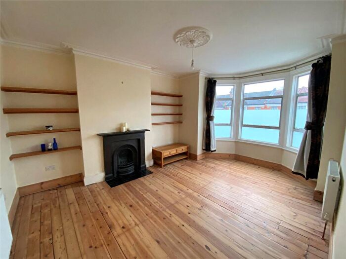 2 Bedroom Apartment To Rent In Belsize Avenue, London, N13