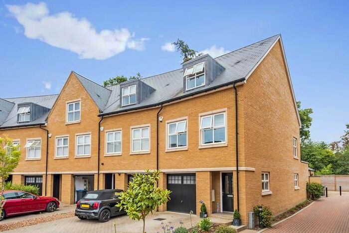 3 Bedroom Town House To Rent In Queenswood Cresent, Engelfield Green, TW20