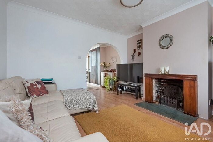 3 Bedroom Semi-detached House For Sale In Barnhurst Avenue, London, DA7