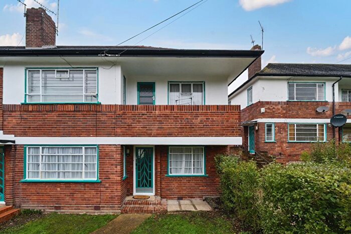 2 Bedroom Apartment To Rent In Ossulton Way, East Finchley, N2