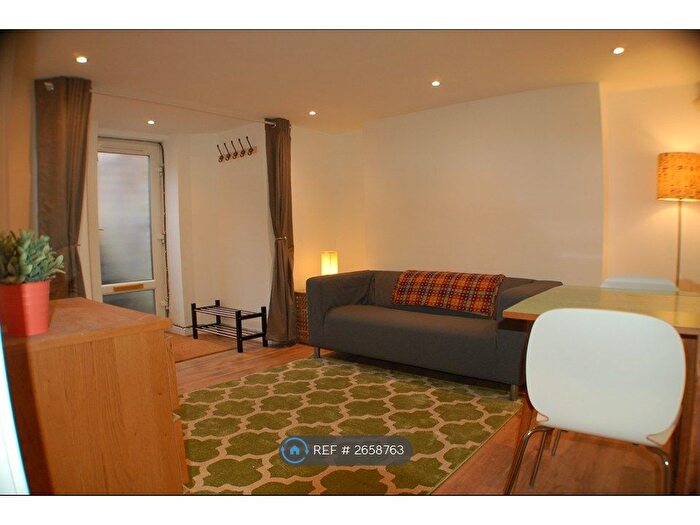 1 Bedroom Flat To Rent In Chorlton, Manchester, M21