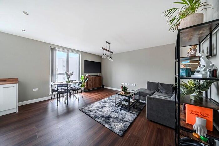 2 Bedroom Flat For Sale In Kilmorey Apartments, Addlestone, Surrey, KT15