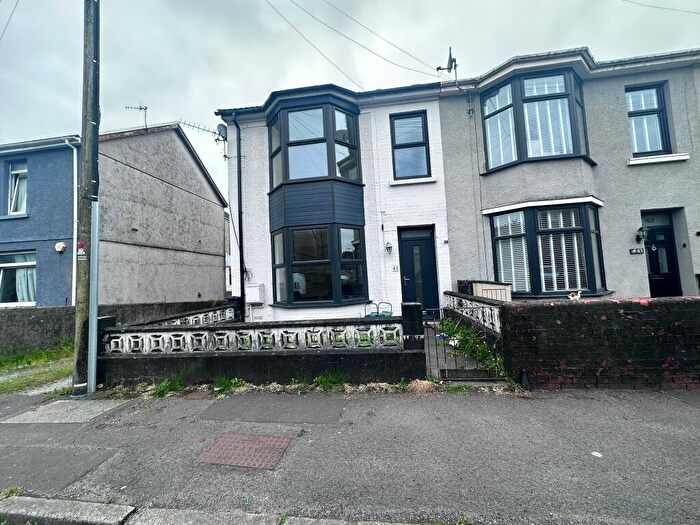 3 Bedroom End Of Terrace House To Rent In Armine Road, Fforestfach, SA5