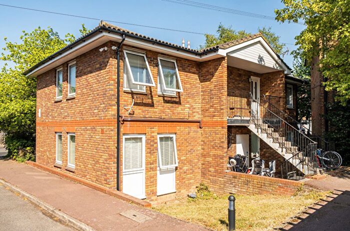 1 Bedroom Flat For Sale In Morden Road, Mitcham, CR4