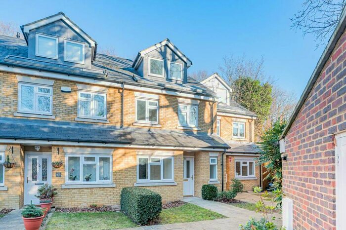 Studio To Rent In Kings Road, South Norwood, London, SE25