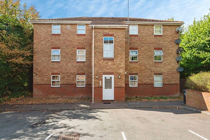 2 Bedroom Flat For Sale In Mounts Road, Greenhithe, Kent, DA9