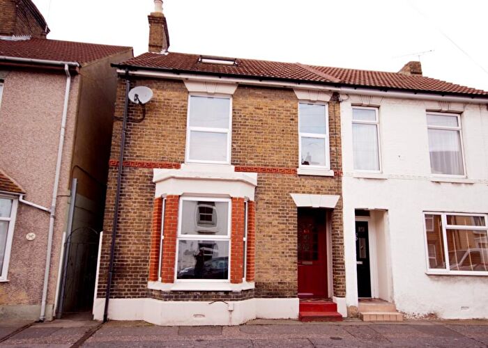 3 Bedroom End Of Terrace House To Rent In Chalkwell Road, Sittingbourne, Kent, ME10