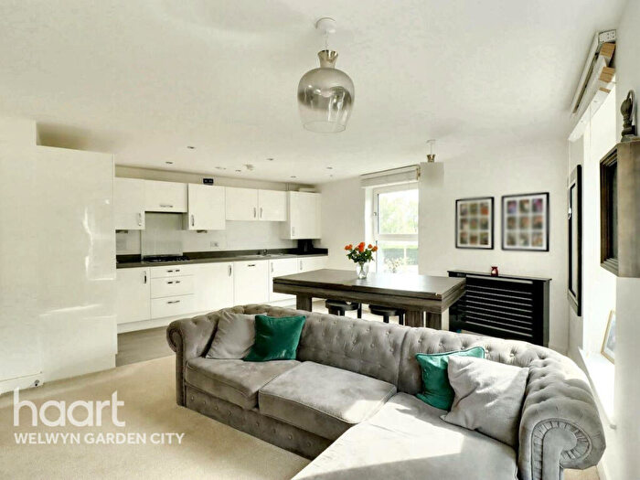 2 Bedroom Apartment For Sale In Bridge Road East, Welwyn Garden City, AL7