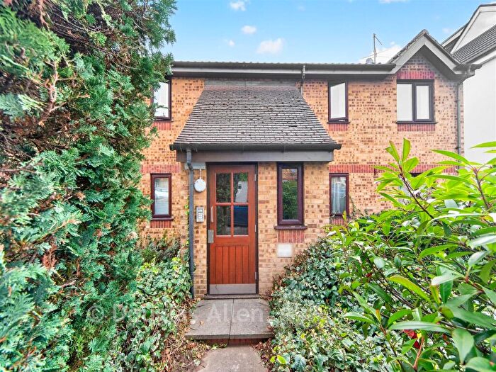 2 Bedroom Apartment For Sale In Overton Drive, Chadwell Heath, Essex, RM6