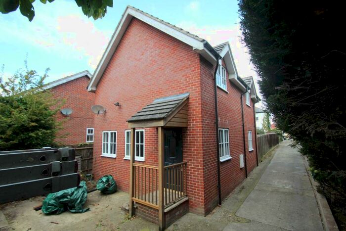 3 Bedroom Detached House To Rent In Crescent Road, Temple Cowley, Oxford, OX4