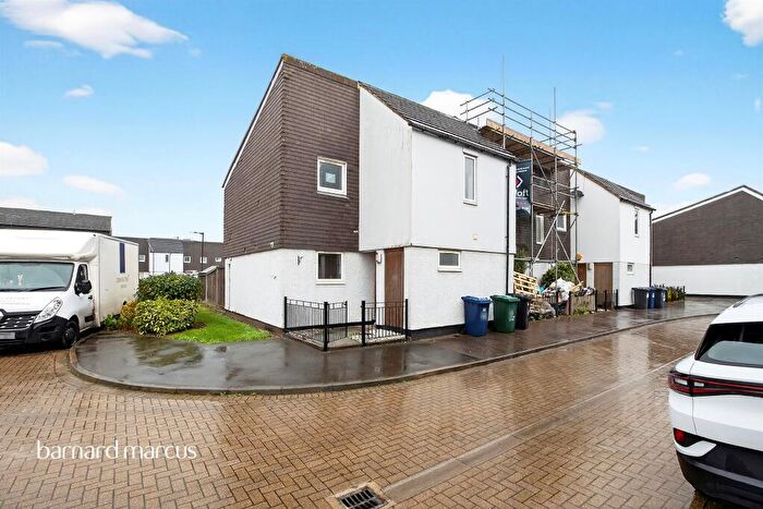 3 Bedroom End Of Terrace House For Sale In Millson Close, London, N20