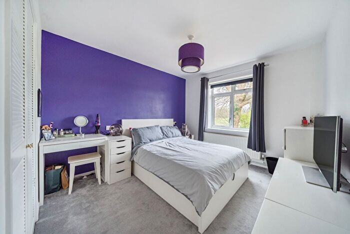 2 Bedroom Flat For Sale In Ferney Road, Byfleet, KT14