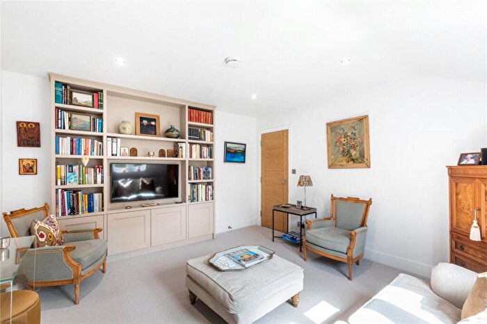 2 Bedroom Apartment To Rent In Hampton Court Road, East Molesey, Surrey, KT8