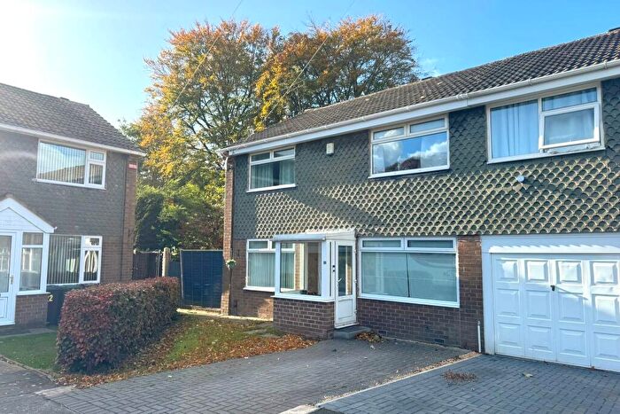 4 Bedroom End Of Terrace House For Sale In Brookhill Close, Leeds, LS17