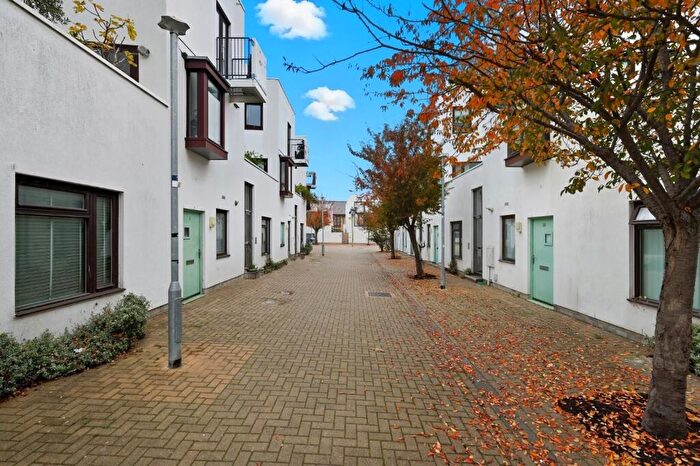 2 Bedroom Flat For Sale In Eden Way, Bow, E3