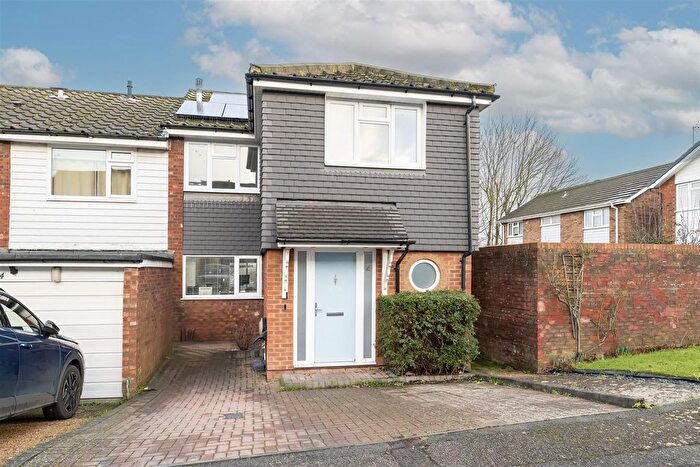 4 Bedroom End Of Terrace House For Sale In Wendover Close, Harpenden, AL5