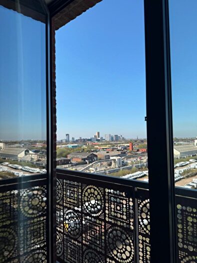 3 Bedroom Flat To Rent In Oxbow, Stephenson House, M5