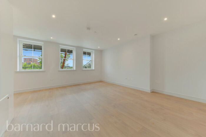 3 Bedroom Apartment To Rent In High Street, Sutton, SM1