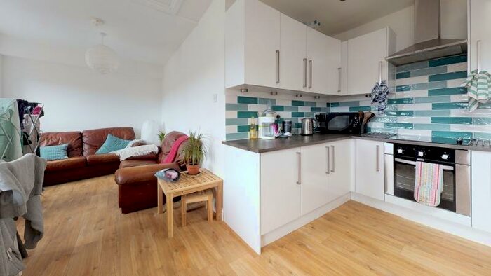 4 Bedroom Apartment To Rent In Regent Terrace, Hyde Park, Leeds, LS6