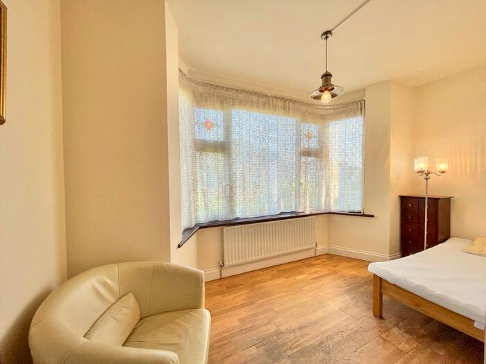 Studio To Rent In The Vale, Golders Green, London, NW11