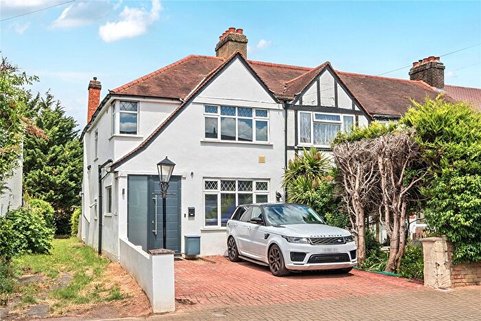 3 Bedroom End Of Terrace House For Sale In Aviemore Way, Beckenham, BR3