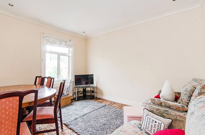 3 Bedroom Flat To Rent In Lower Boston Road, Hanwell, London, W7