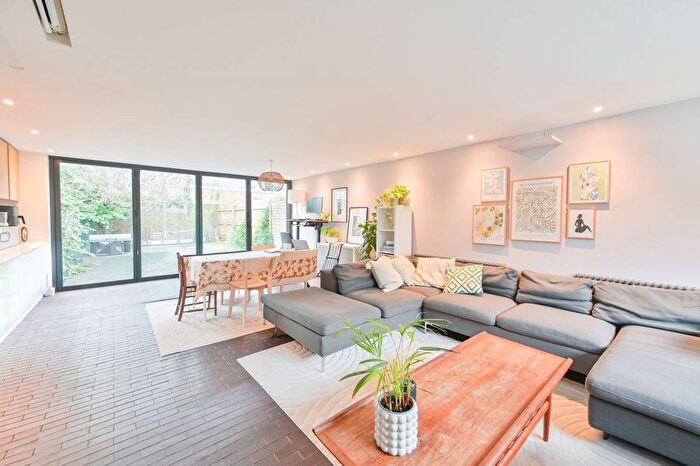 4 Bedroom Property To Rent In Ebbisham Drive, Vauxhall, London, SW8