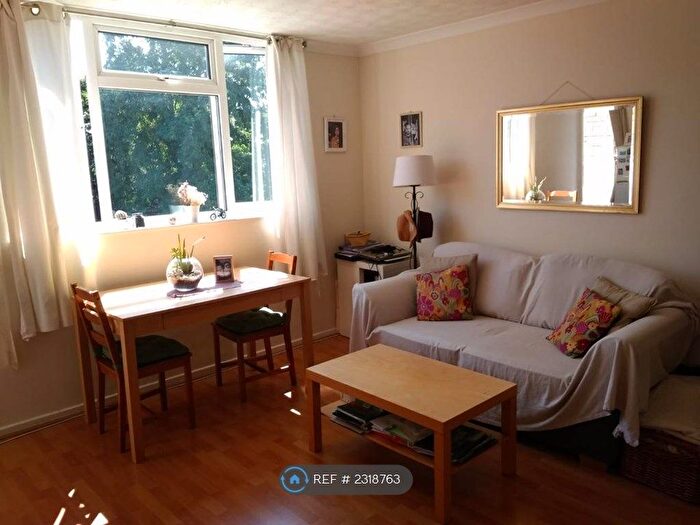 Studio To Rent In Avon Court, London, SW15