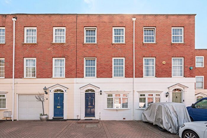 4 Bedroom Terraced House For Sale In Lorian Close, North Finchley, London, N12