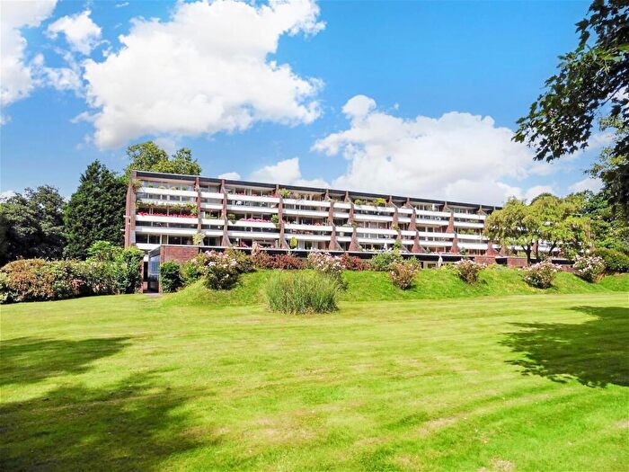 2 Bedroom Flat For Sale In Bancroft Court, Reigate, Surrey, RH2