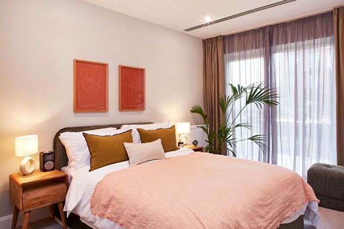 2 Bedroom Flat To Rent In Moat Street, London, SW11