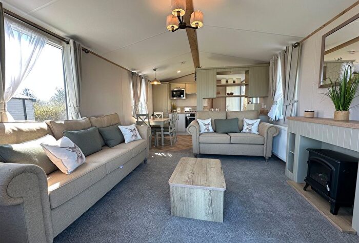 2 Bedroom Mobile/park Home For Sale In Devonshire Drive, Tenby, SA70