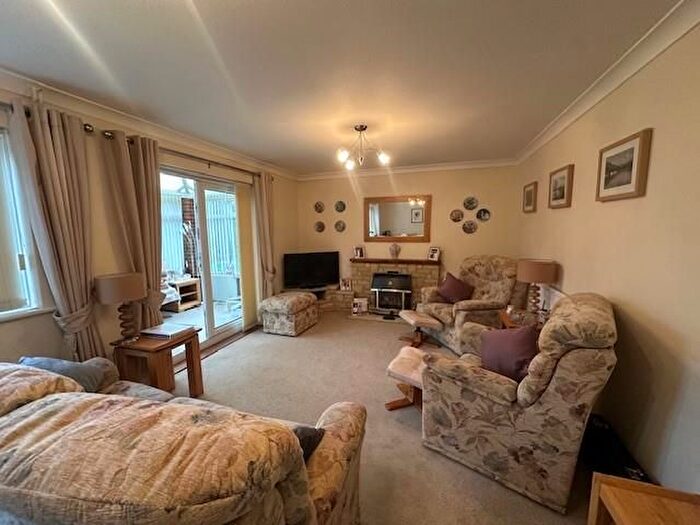 2 Bedroom Detached Bungalow To Rent In The Moors, Thatcham, RG19