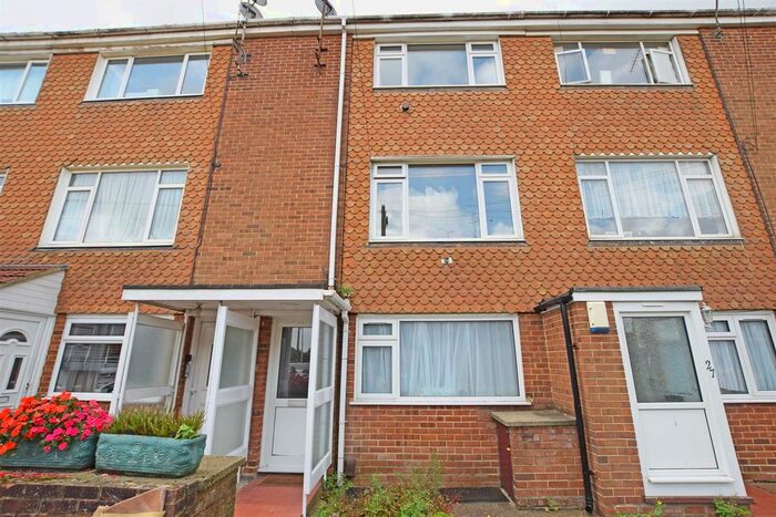 2 Bedroom Maisonette To Rent In Scott Avenue, Rainham, Gillingham, ME8