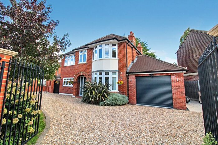 4 Bedroom Detached House For Sale In Ashley Road, Farnborough, GU14
