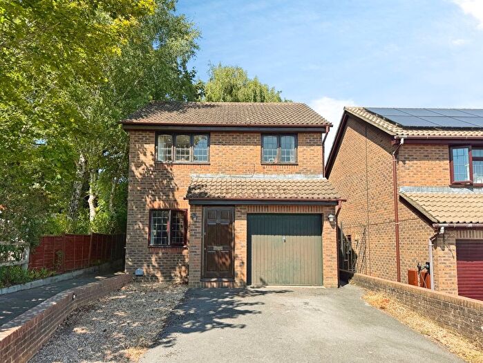 3 Bedroom Detached House For Sale In Calshot Way, Frimley, Surrey, GU16