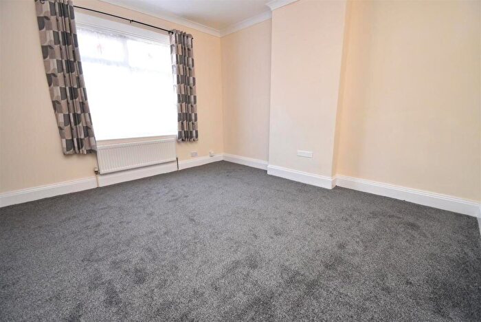 5 Bedroom Terraced House To Rent In Russell Rise, Luton, LU1