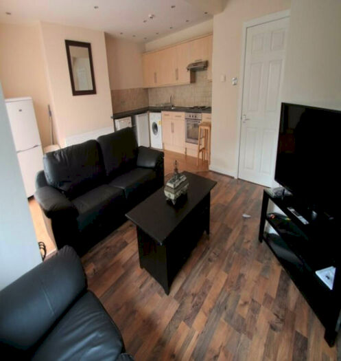 4 Bedroom House To Rent In Derwentwater Grove, Leeds, LS6