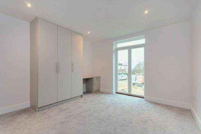 2 Bedroom Flat To Rent In Downsview Road, Upper Norwood, London, SE19
