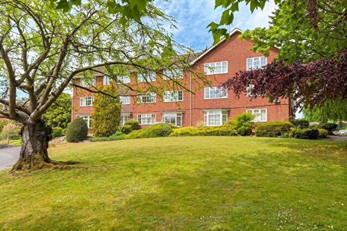 2 Bedroom Flat To Rent In Woking, Surrey, GU22