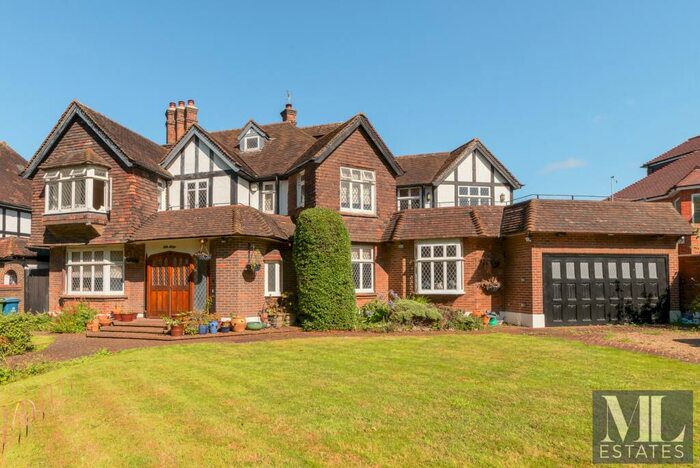 6 Bedroom Detached House For Sale In Canons Drive, Edgware, HA8